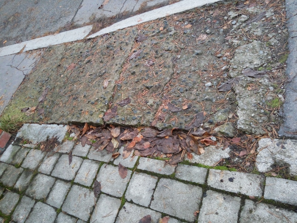 Rozbitý a chybějící chodník v Markově