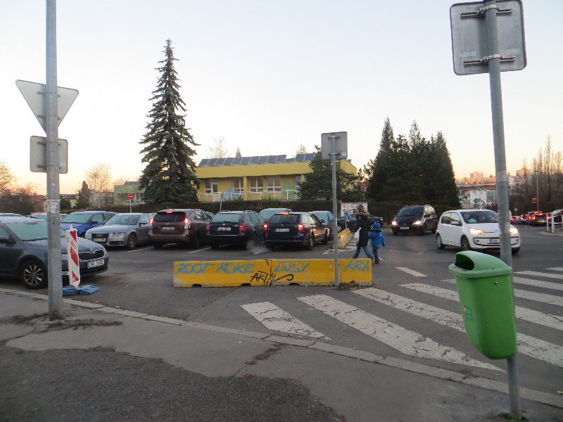 Nebezpečná cesta podél parkoviště u ZŠ Švehlova – Topolová ulice
