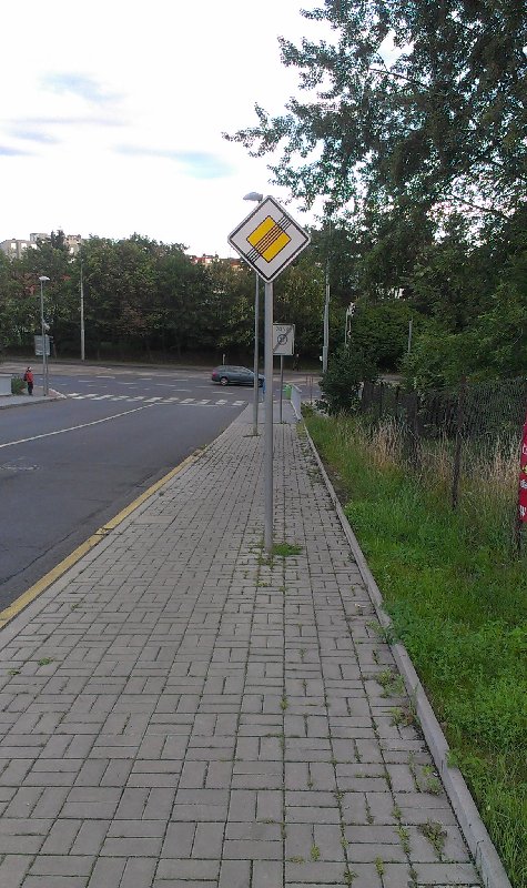 Slalom mezi dopravními značkami na chodníku