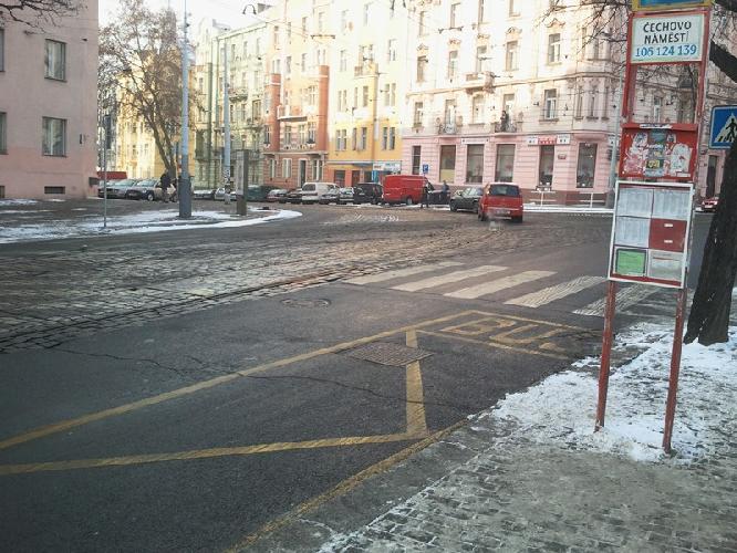 Nebezpečný přechod přes Moskevskou ul. na nám. Svatopluka Čecha 