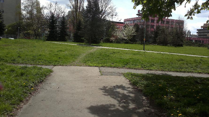 Pěšinky v parku na náměstí OSN