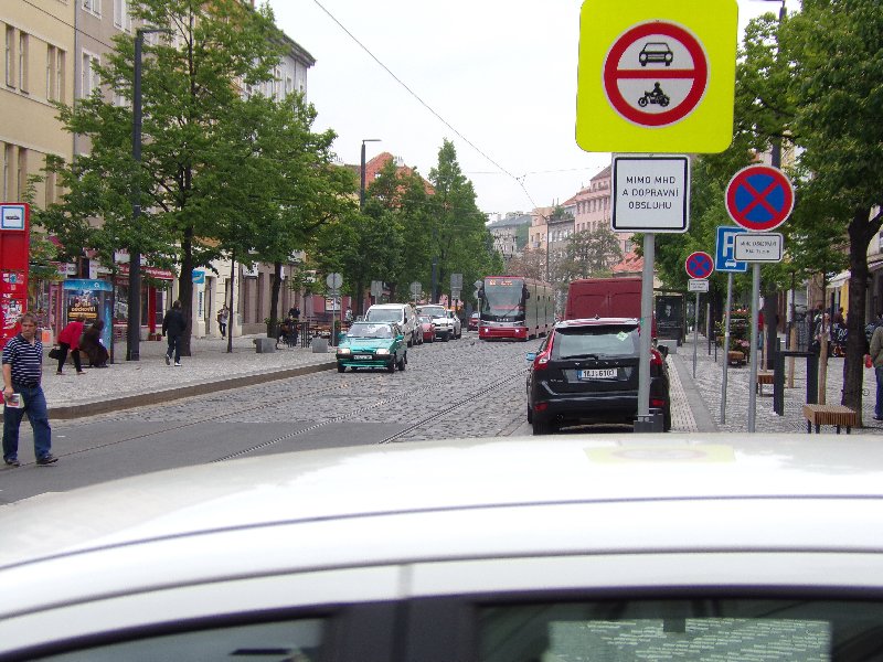Radnice MČ Praha 10 neřeší nerespektování zákazu vjezdu a zastavení
