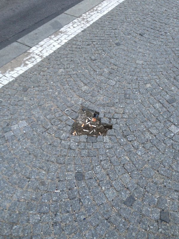 Díra v dláždění tram. zastávky Masarykovo nádraží