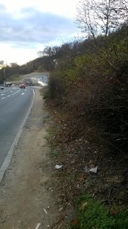 Chybějící pěší propojení od metra 