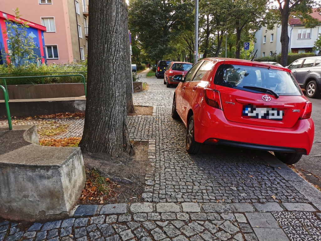 Auta blokující chodník v ulici Dvouletky