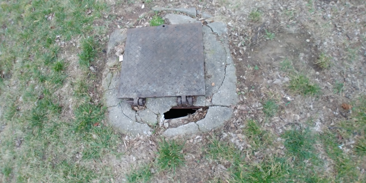 Díra u poklopu v blízkosti ulice Cafourkova