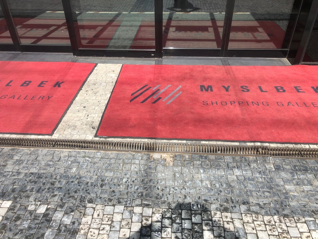 Rozbitý chodník před OG Myslbek