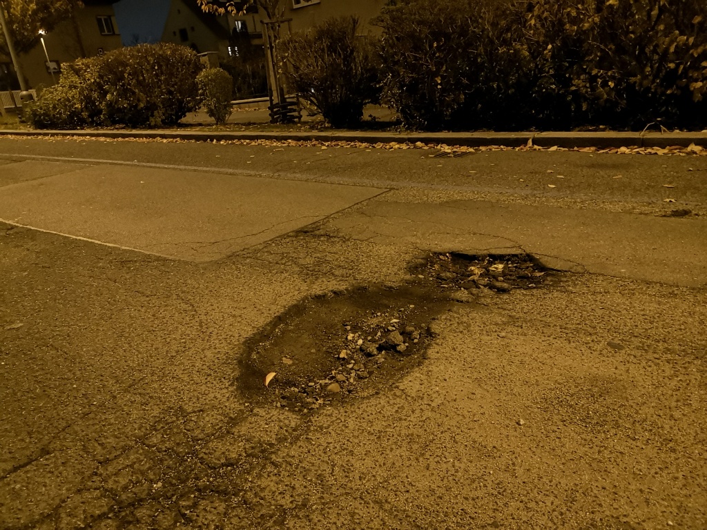 Rostoucí výmol v ulici U krbu (Praha 10)