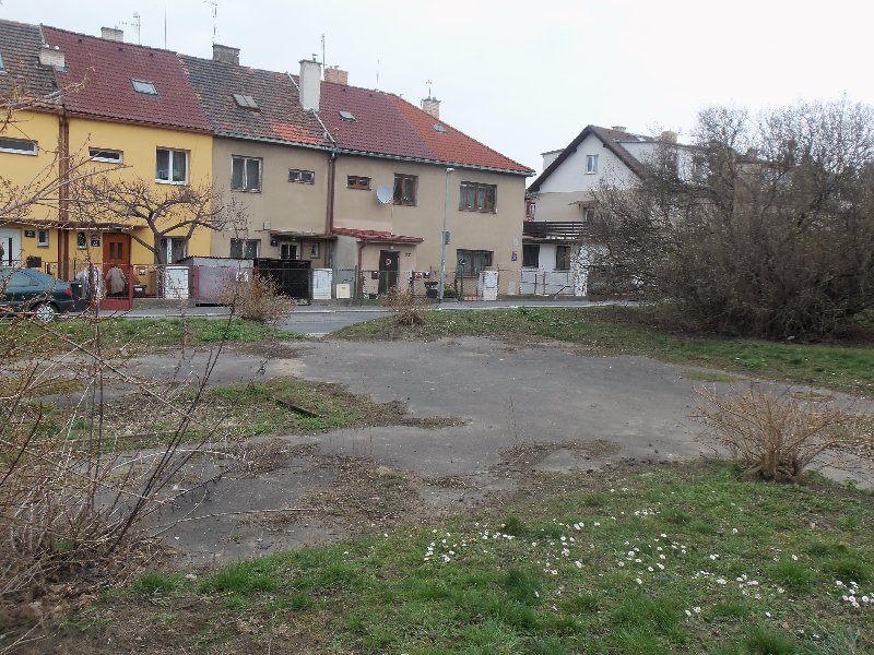 Zpustlý plácek mezi ulicemi Podléšková a Karafiátová