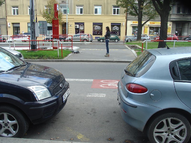 Neoznačené místo k přecházení - neřešeno a blokováno automobily