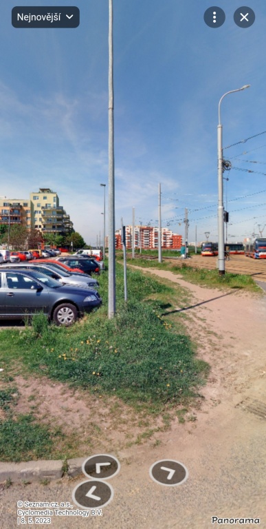 Chybi chodnik od zastavky Sidliste Barrandov smer Werichova
