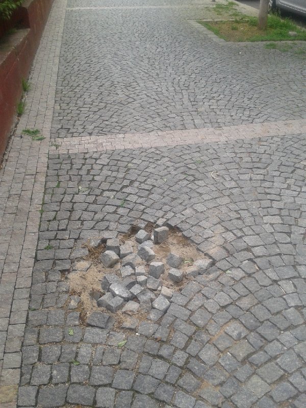 Díra v chodníku v Kostelní ulici