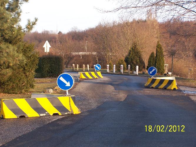 Kličkovaná pro auta v Tálínské a pro chodce bez chodníku