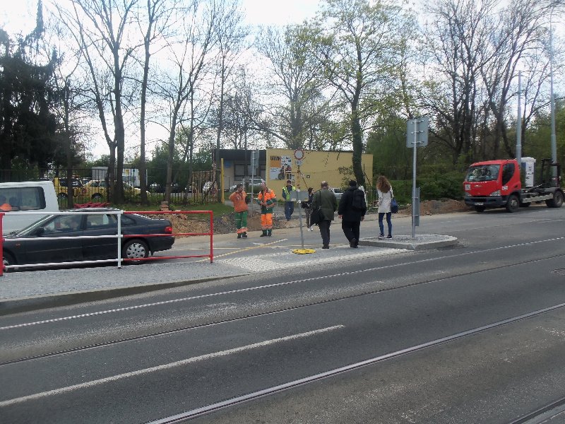 Znemožněné přecházení (a procházení) od zast. Vozovna Střešovice