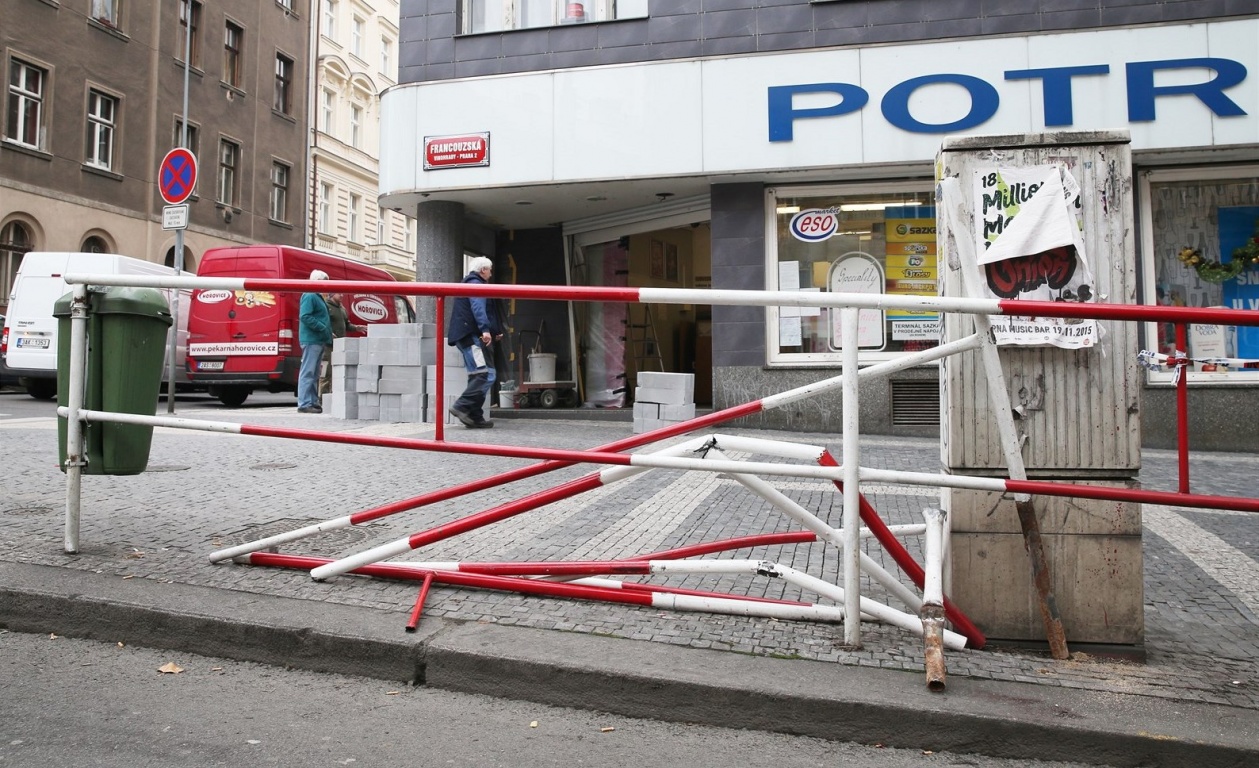 Příliš krátká doba zelené na semaforu na Francouzské u potravin Vávra