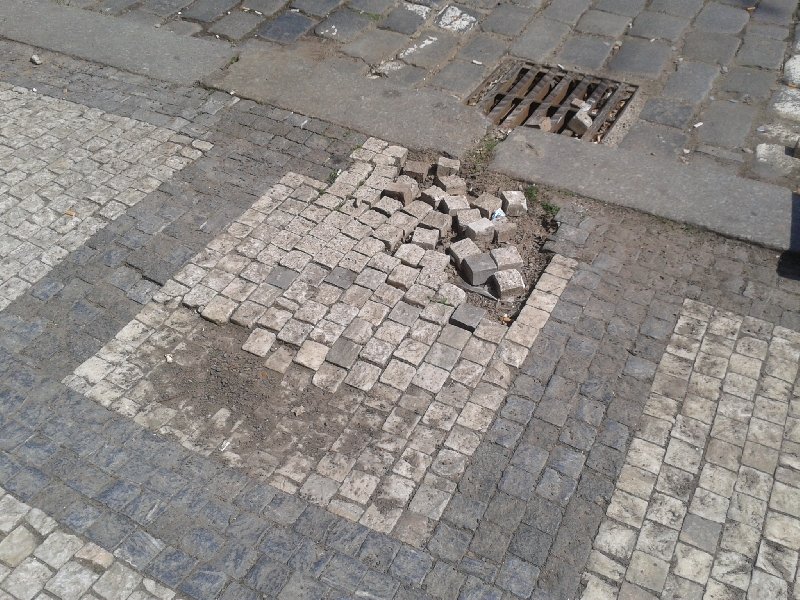 Výtluk a prohlubeň na Vršovickém náměstí