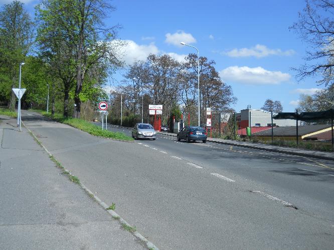 Žádné dopravní značení  u přechodu u zastávky BUSU Ke Klíčovu