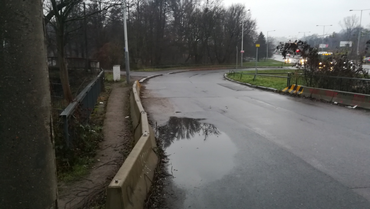 Chybějící chodník v ulici U Michelského lesa od rybníku Labuť k DDÚ