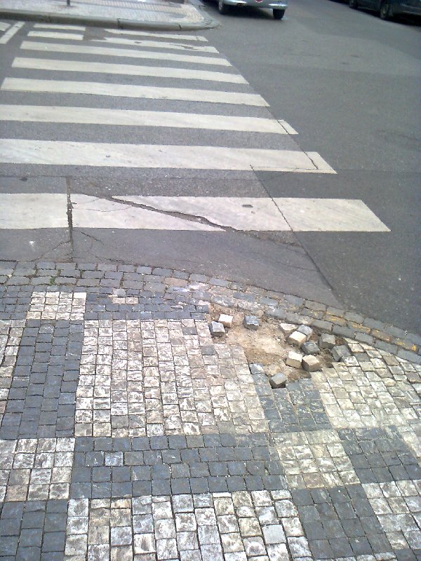 Uvolněná dlažba v ulici Balbínova, Praha 2