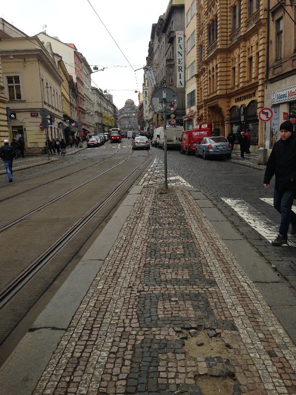 Díry v tramvajové zastávce Jindřišská