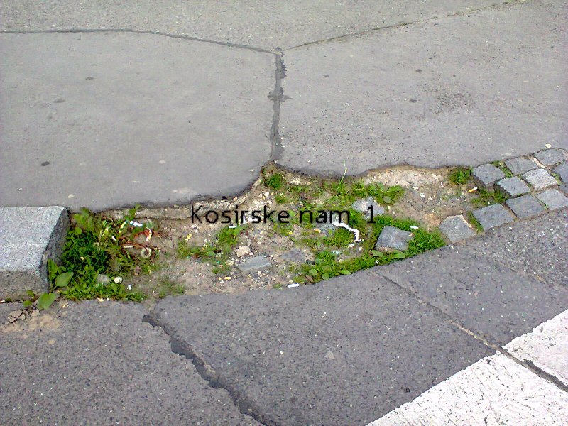 Rozbitý chodník na Košířském náměstí v Praze