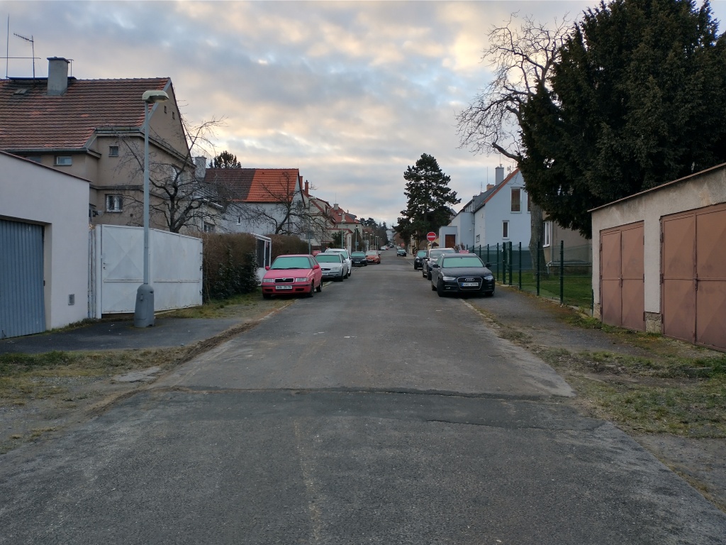 Auta parkují na chodníku - Spořilov 
