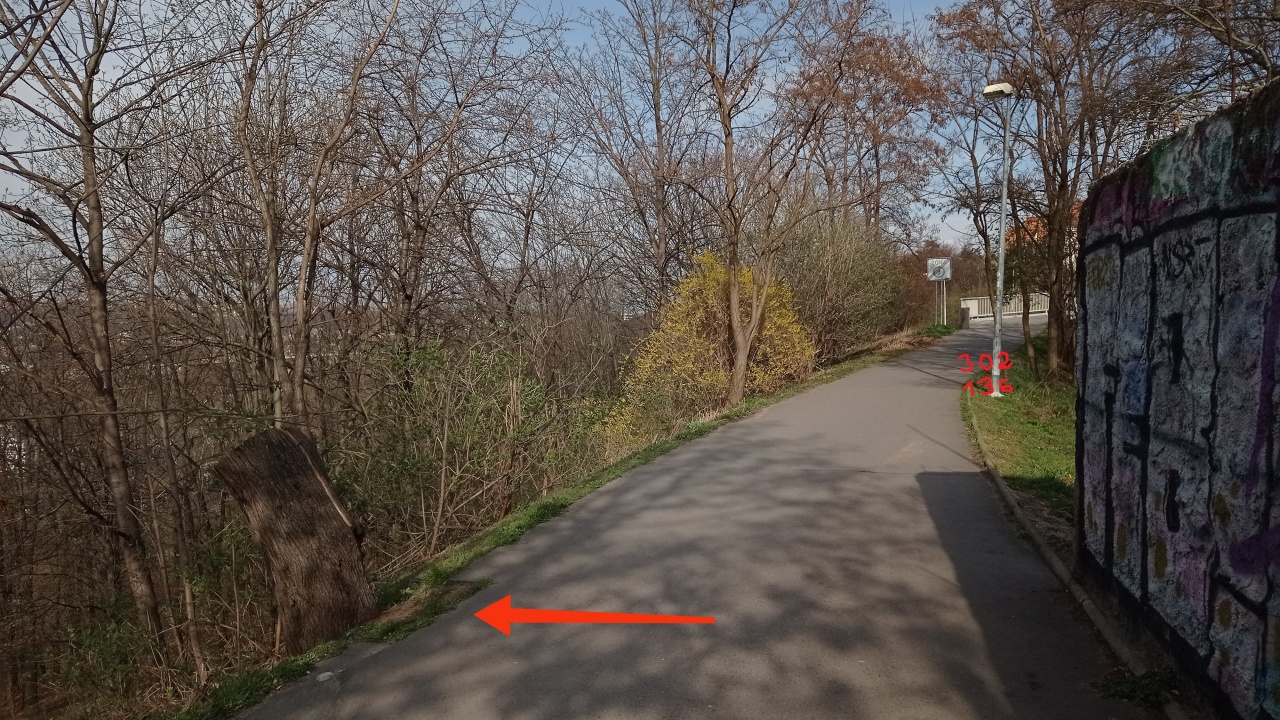 Rozbitý chodník za bývalým velodromem Ohrada