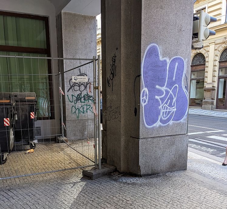 Uzavřené podloubí u kavárny Arco