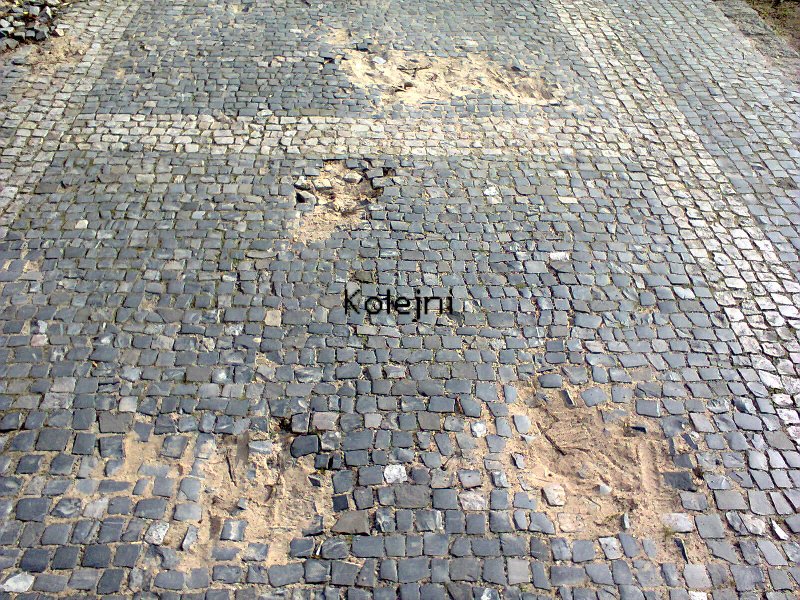 Rozbitý chodník na Praze 6, Kolejní ulice 