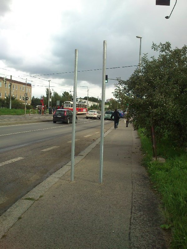 Nevhodne umisteni znacky (reklamy?)