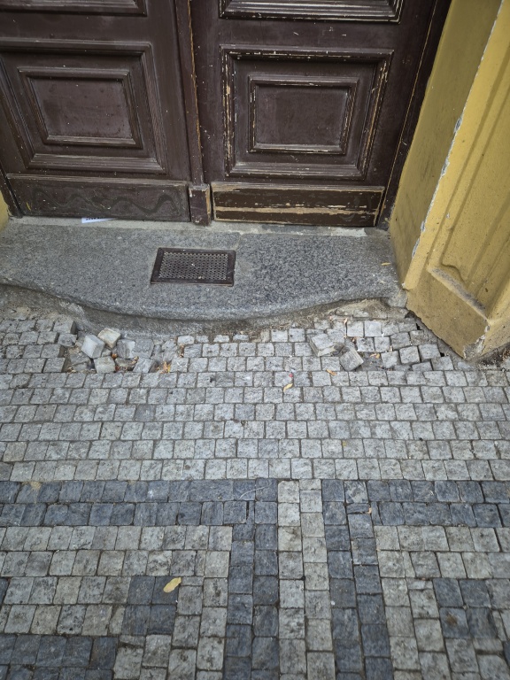 před vchodem Anny Letenské 17, P-2 je propadlý chodník