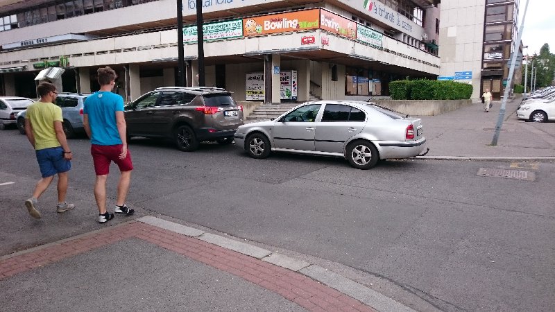 Neoznačený přechod na rohu Kolejní X Bechyňova