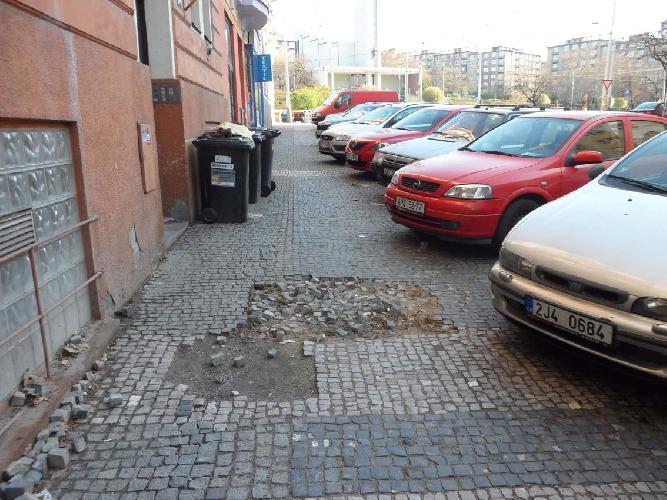 Katastrofální stav celého chodníku v ul. Minská, Praha 10