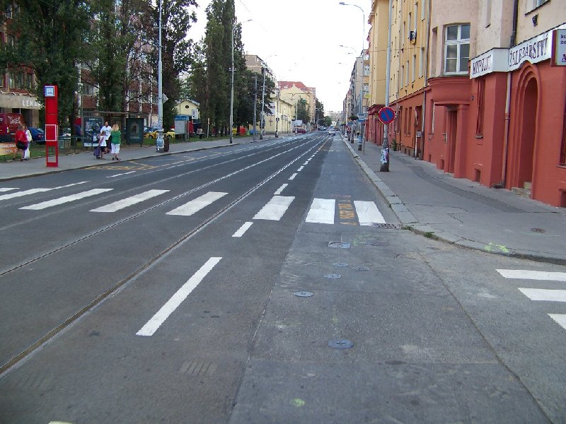 Výstup do vozovky v zastávce Maniny