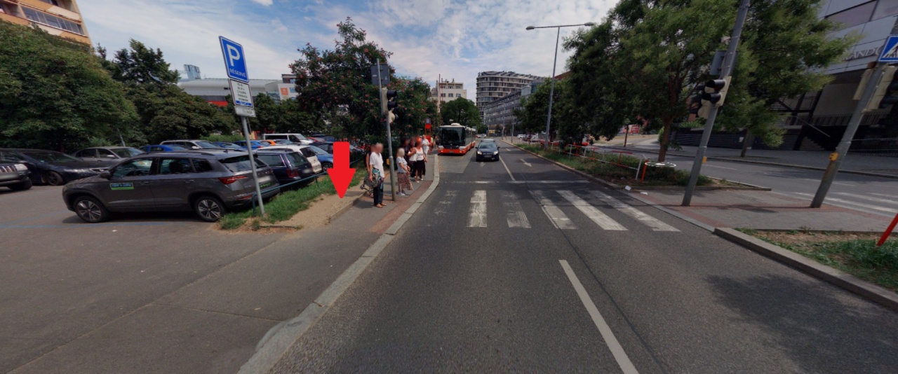 Úprava prostoru před přechodem v ulici Hvězdova