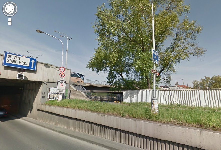 Rozbité sklo v Těšnovském tunelu