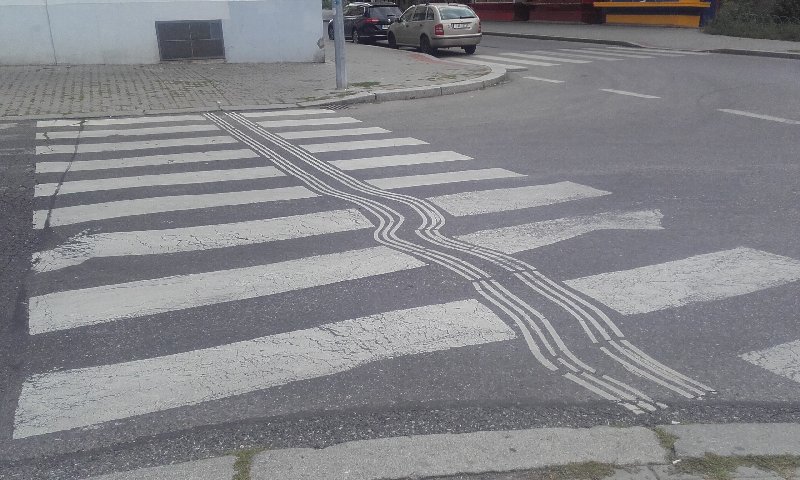 Zvlněné značení přechodu na ul. Kloboučnická x K Podjezdu