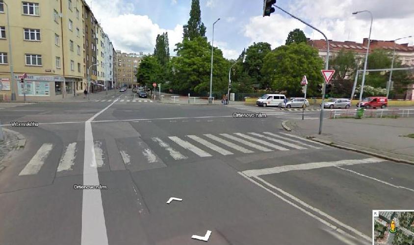 Čekání za zelenou pro chodce i vozidla