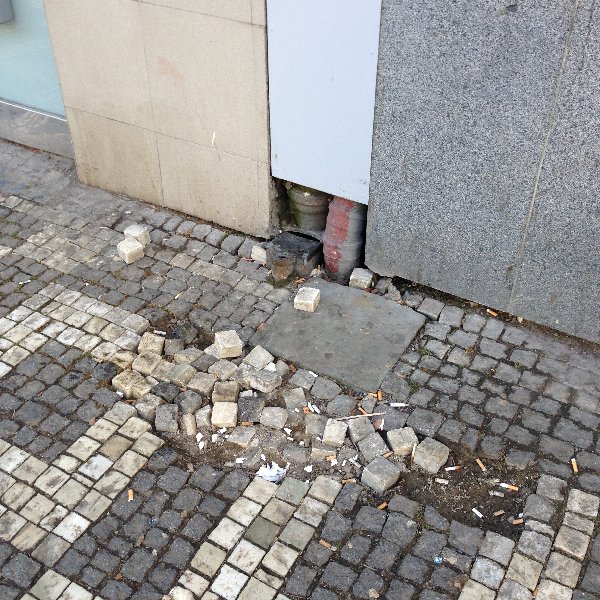 Výtluk před GE Bank na Vinohradské
