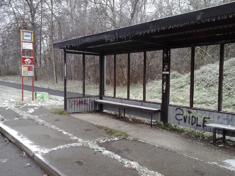 Vysklená autobusová zastávka Přímské náměstí