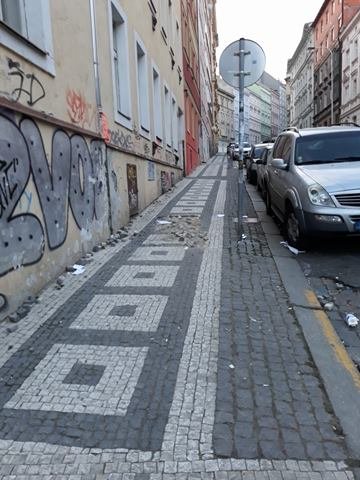 Rozbitý chodník v ulici Víta Nejedlého 22