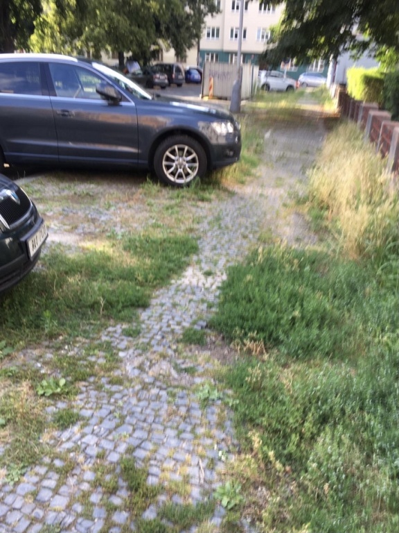Zdevastovaný chodník u Lotyšáku
