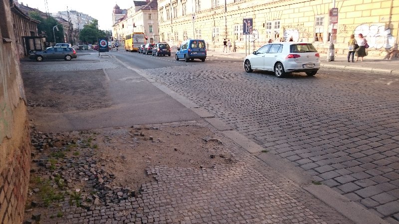 Rozbity chodnik v ulici Prvniho Pluku