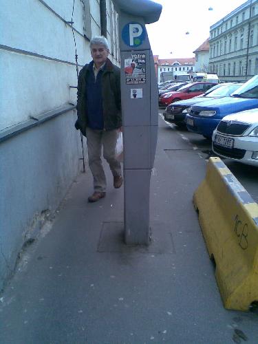 Zúžený chodník v ulici U nemocnice