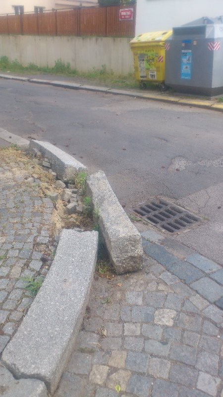 Rozbitý obrubník na křižovatce ulic Dvorecká a Nad cihelnou