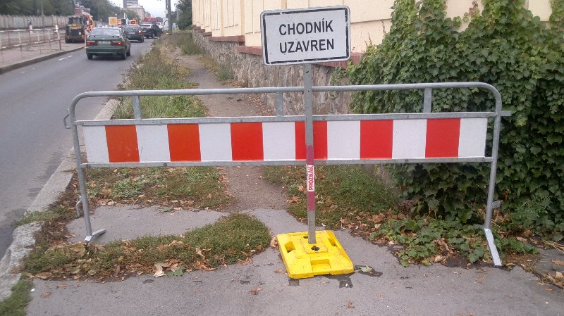 Chodník naproti krematoriu Strašnice