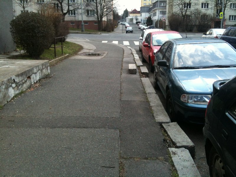 Uvolněné kusy obrubníku