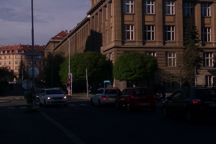 Řidiči ohrožují davy chodců u NTK
