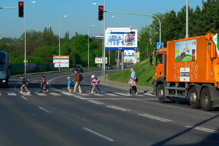 Velmi nebezpečný přechod v zatáčce na cestě do školy