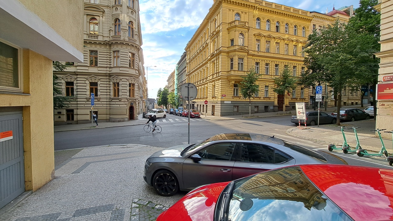 Chybějící přechod pro chodce přes Italskou ulici